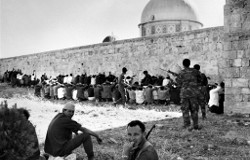 1967 à Jérusalem, des soldats israélien surveillent des prisonniers Palestiniens et Jordaniens
